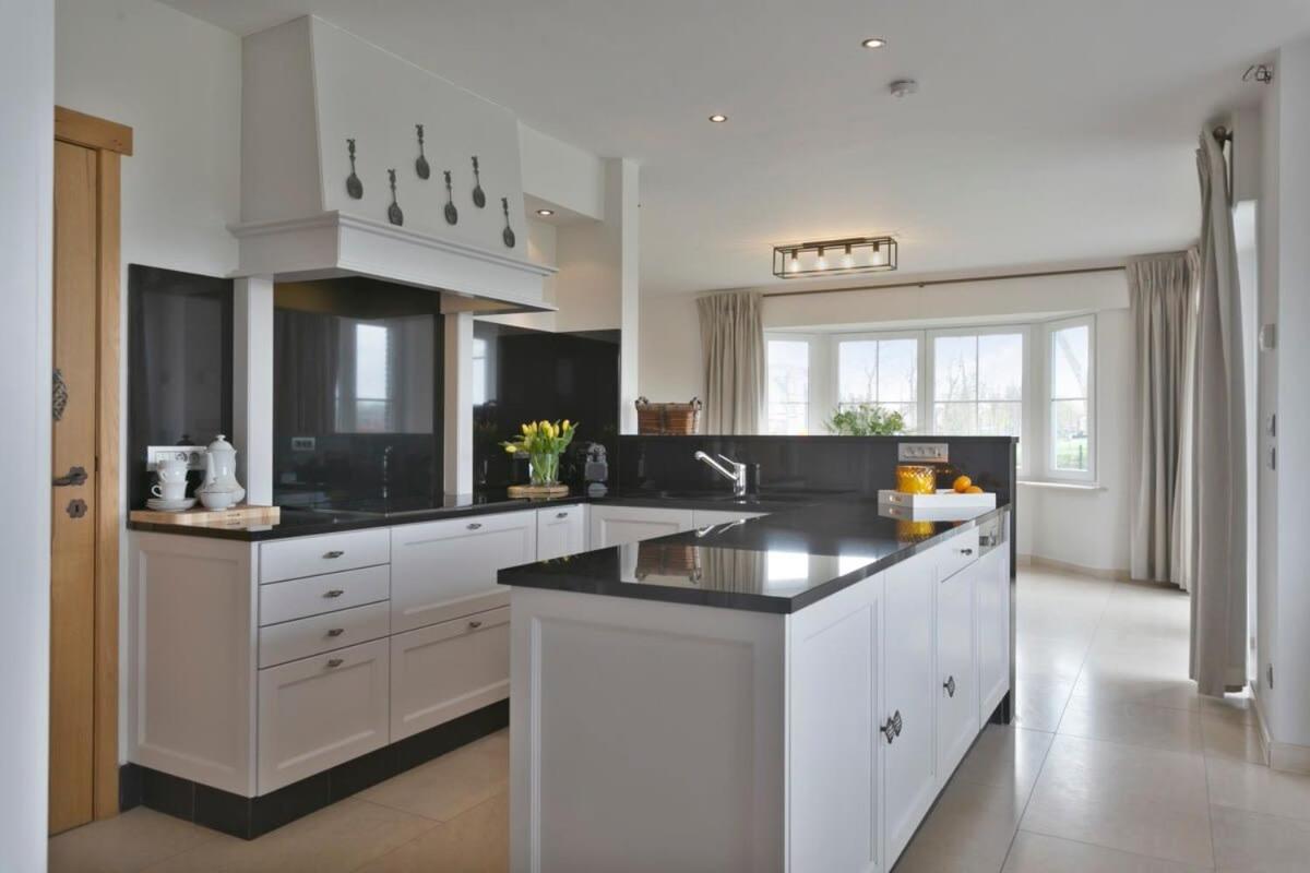 Huswell - Family House With A Beautiful View In Damme Villa Брюж Екстериор снимка